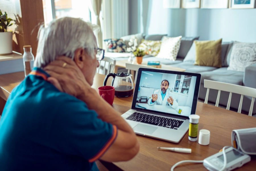 Paciente em consulta online com médico via smartphone