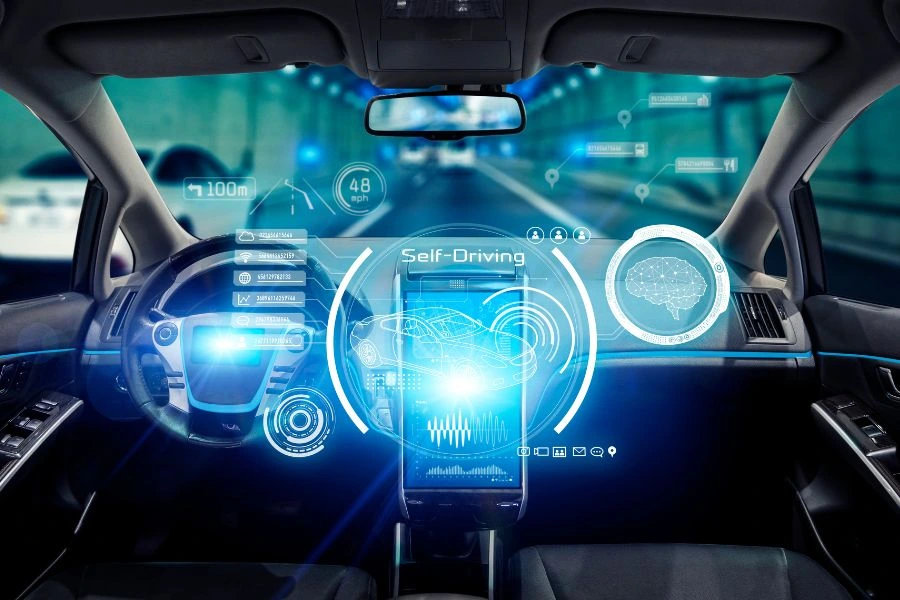 Interior de um carro autônomo com sensores e telas holográficas